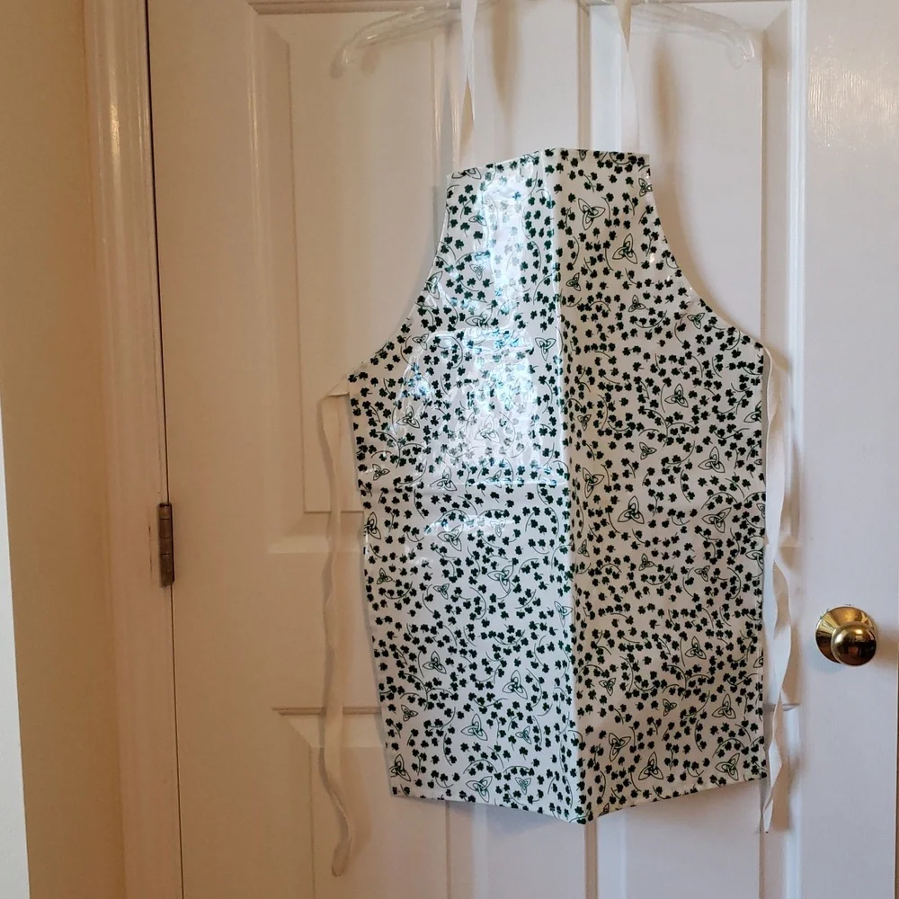 Shamrock Print Kitchen Apron in Cream/Off-White and Dark Green - OS
